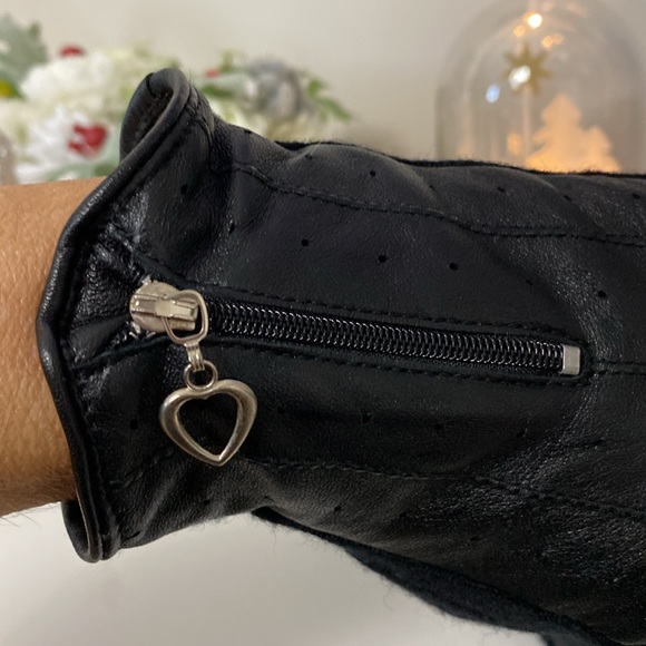 Black 100% leather/lamb wool women’s gloves zipper detail and heart 💜 charm Med. - Picture 8 of 8